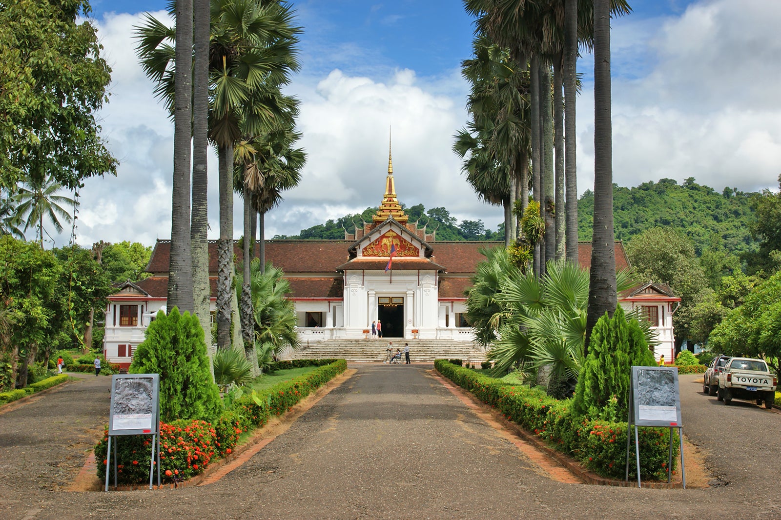 Travel package to Laos 